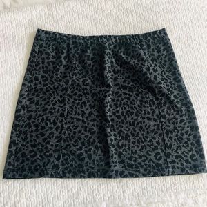 🖤Stretchy Animal print skirt! 🖤 Size Small